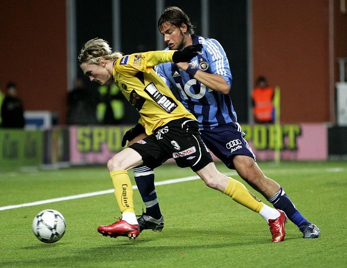 Lars Nilsson i kamp med Mikael Dahlberg.