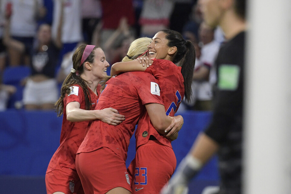 USA:s Christen Press, höger, jublade efter sitt 1–0-mål mot England i VM-semifinalen i Lyon.
