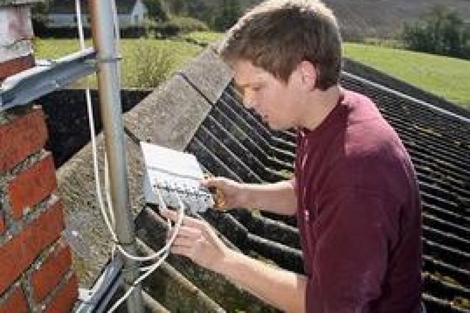Signalerna från Bornholmssändaren är för svaga och André Erlandsson tvingas installera en signalförstärkare som monteras på antennen. Bild: Bass Nilsson