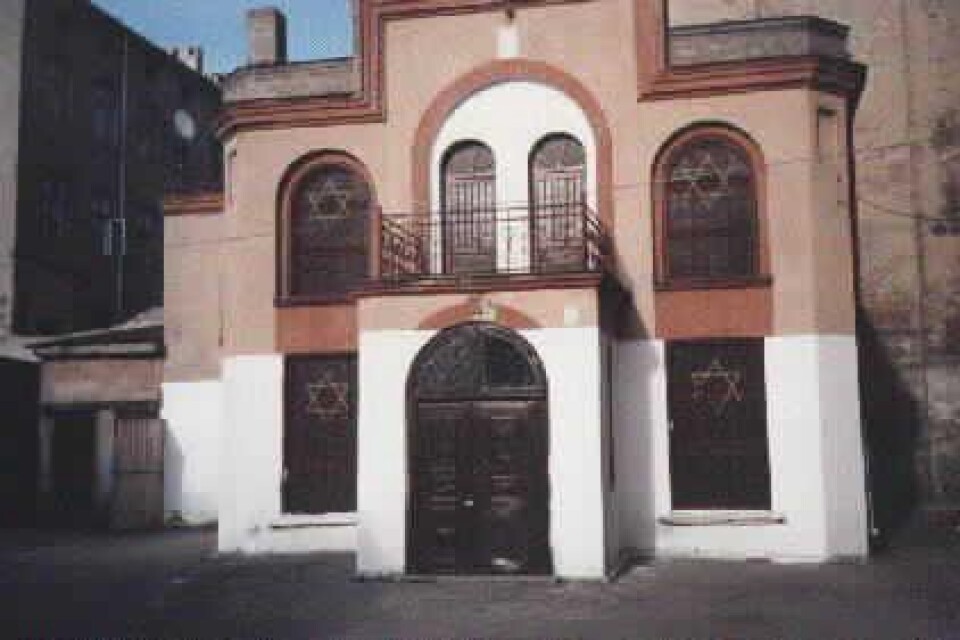 I Lodz finns en synagoga kvar. Den har galler för fönstrena och är alltid nymålad på grund av att den ständigt skändas med antisemitiska slagord.