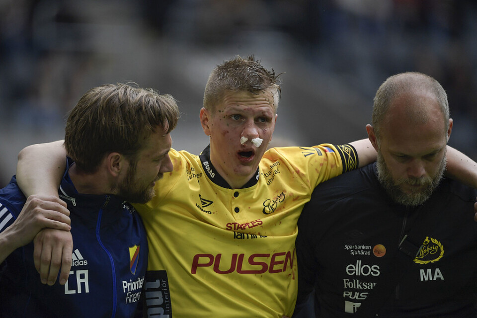 Elfsborgs Joakim Nilsson leds av planen efter att ha legat medvetslös i flera minuter.