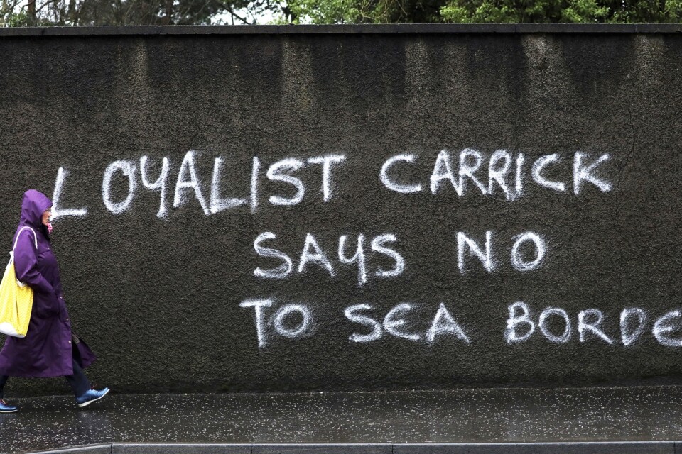 "Lojalister i Carrick säger nej till en gräns till havs", lyder budskapet på en vägg i Carrickfergus i Nordirland, där brittiskvänliga fraktioner protesterar mot de kontroller som blivit följd av Storbritanniens utträde ur EU. Nu väntar nya EU-förslag för att lätta på situationen. Arkivbild.
