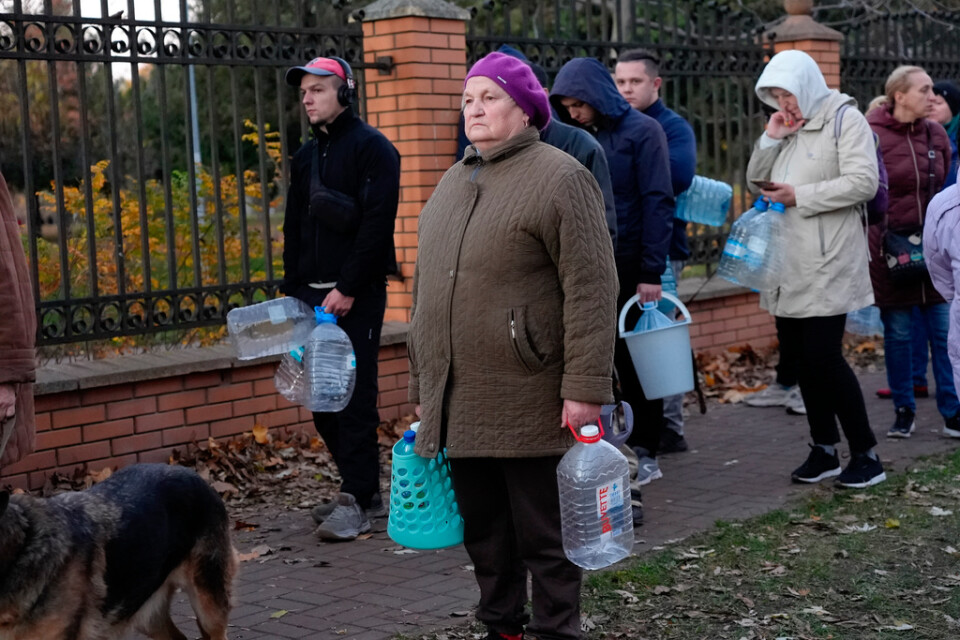 Människor köade för att få vatten i Kiev under måndagen.