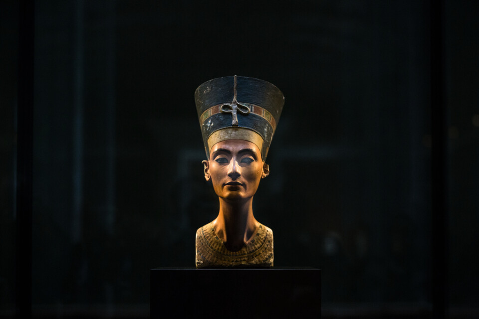 Drottning Nefertiti levde på 1300-talet före Kristus och är världsberömd tack vare den byst föreställande henne som hittades vid en utgrävning 1912. Bysten finns sedan dess på Neues Museum i Berlin i Tyskland. Zahi Hawass verkar ihärdigt för att bysten, Rosettastenen och flera andra artefakter ska återbördas till Egypten. Arkivbild.
