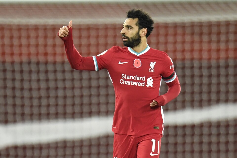 Mohamed Salah och hans Liverpool får fortsätta spela matcher trots att landet stängs ned på grund av pandemin.