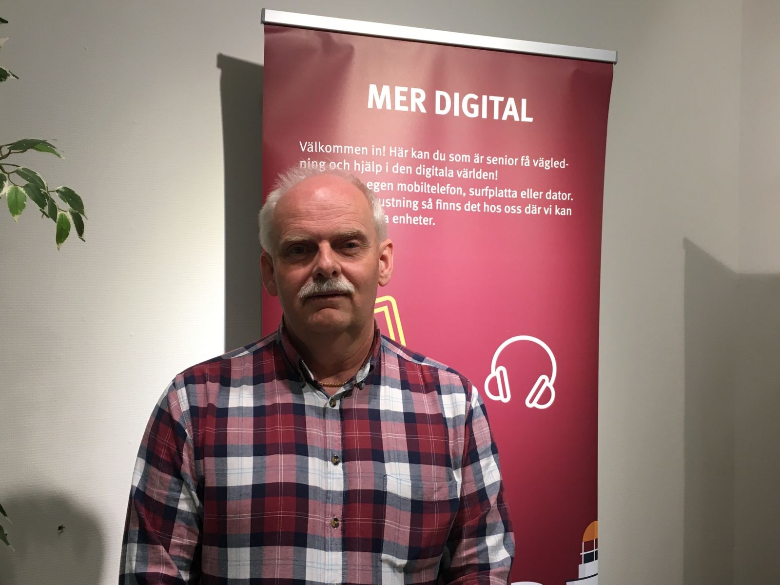 Anders Gustafsson från Mörbylånga kommun jobbar med satsningen ”Mer digital” som ska få fler äldre att bli mer digitala.