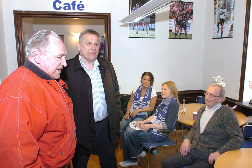 Henry Thillberg tillsammans med före detta förbundskaptenen Tommy Söderberg på Vångavallen 2005. Bild: Claes Nyberg