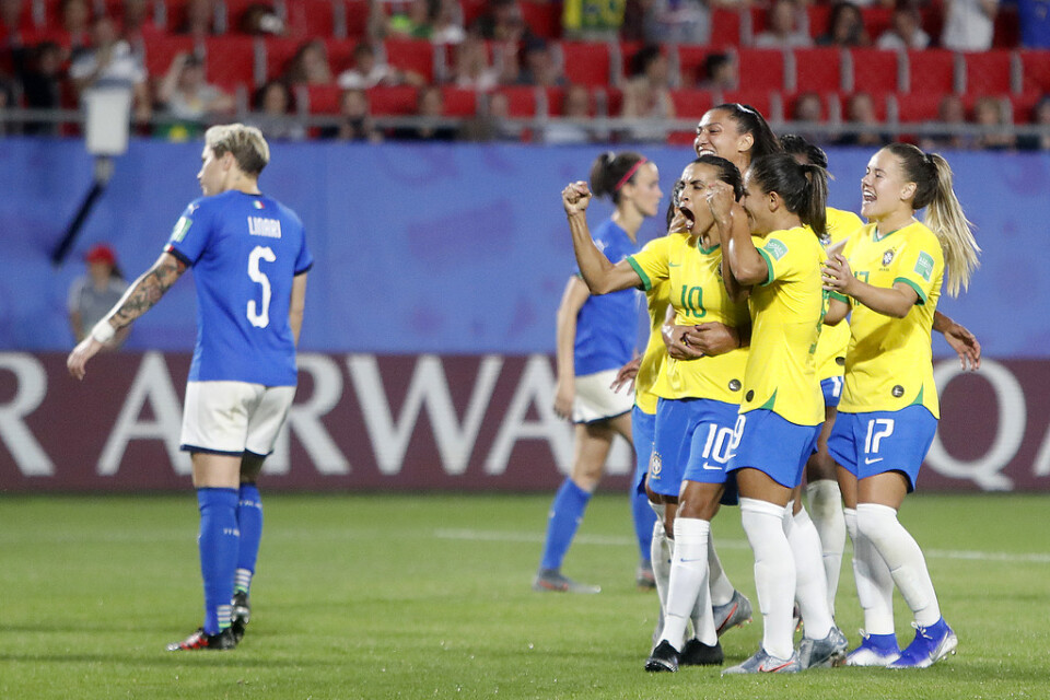 Marta straffade Italien – och har nu gjort flest mål i VM-historien.