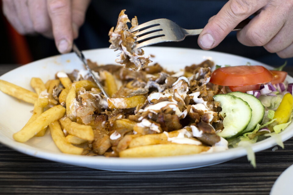Håbo kommun lät restauranger servera mat i strid med coronareglerna.