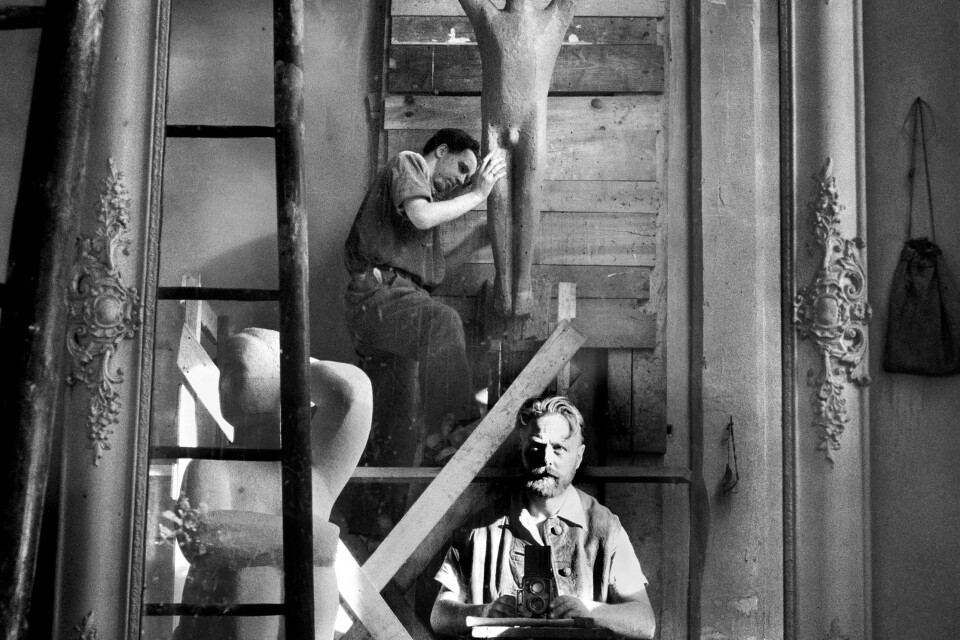Christer Strömholms självporträtt med Liss Eriksson i bakgrunden i Liss Eriksson och Britta Reich-Erikssons ateljé i La Ruche, Paris 1951. Pressbild.