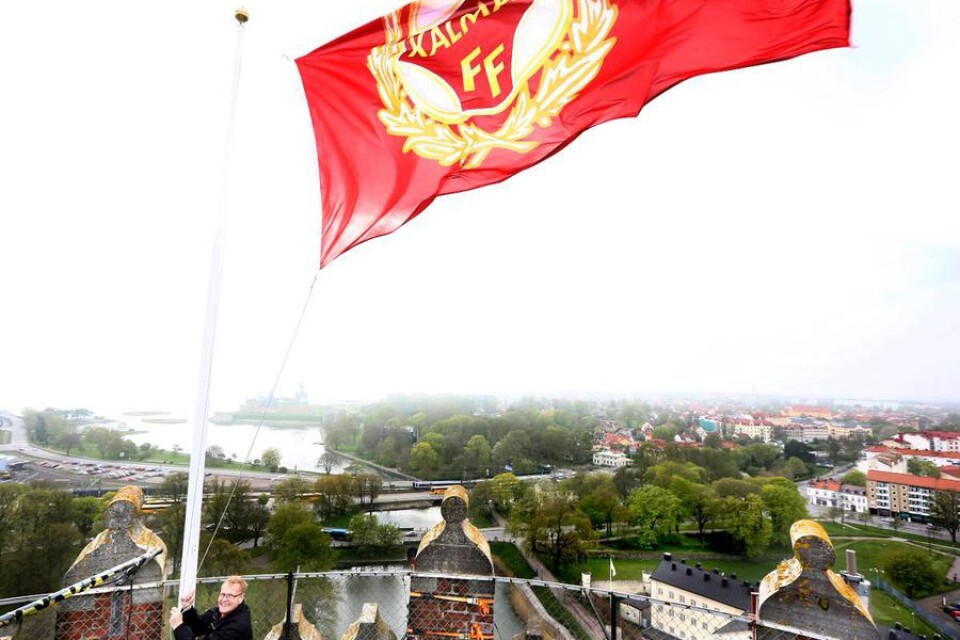 Kalmar FF:s flaggor på toppen av gamla vattentornet breder ut sig i vinden. Varje gång KFF spelar hemma hissar säkerhetschefen Björn Andersson flaggorna för att höja fotbollstemperaturen i Kalmar.