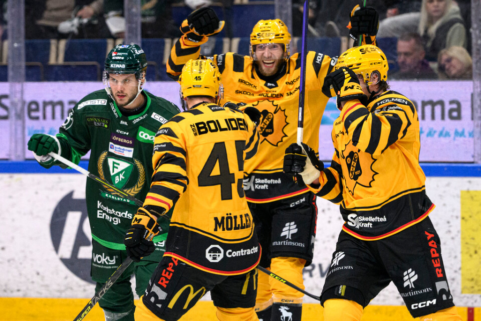 Skellefteås Petter Granberg jublar i torsdagens ishockeymatch i SHL mellan Färjestad och Skellefteå.