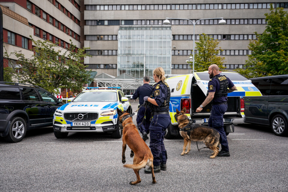 Polis på plats vid Skånes universitetssjukhus där våldsamt bråk uppstått mellan två grupperingar i centrala Lund.