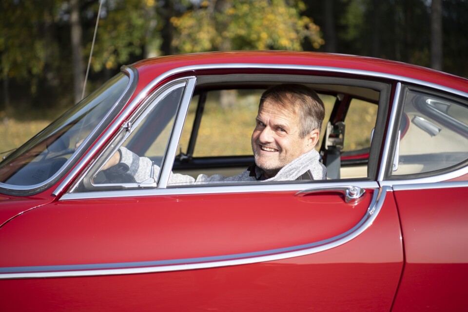 Mats Westerman med sin röda Volvo P1800, det första exemplaret som rullade av fabriksbandet för snart 60 år sedan.