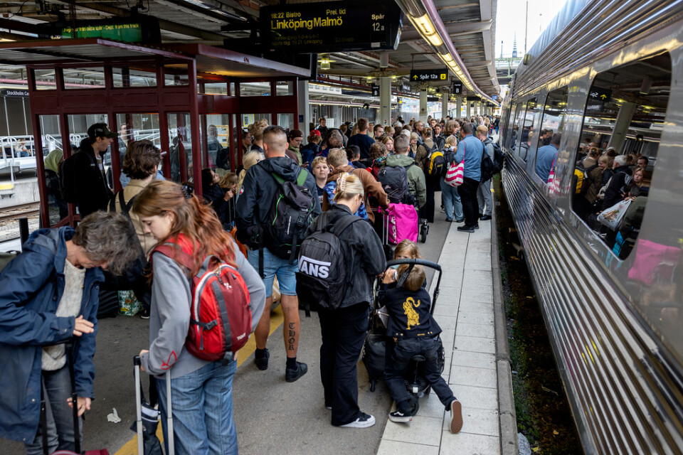 Kraftiga förseningar i tågtrafiken söderut från Stockholms centralstation under torsdagen.