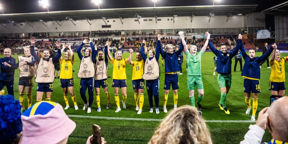 Det svenska landslaget firar med sina tillresta supportrar efter att ha slagit ut kvartsfinalmotståndet Belgien på arenan i Leigh. Nu väntar England i semifinalen på tisdag.
