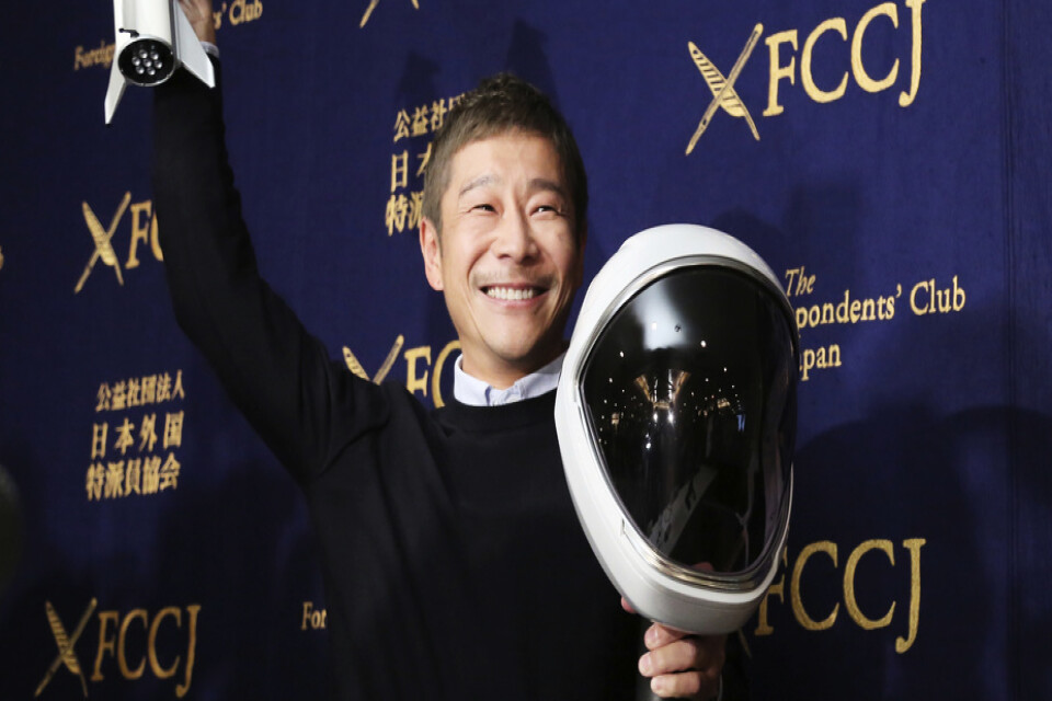 Yusaku Maezawa i samband med att han i oktober 2018 meddelade att han planerar att resa runt månen i Elon Musks raketföretag Space|X regi.