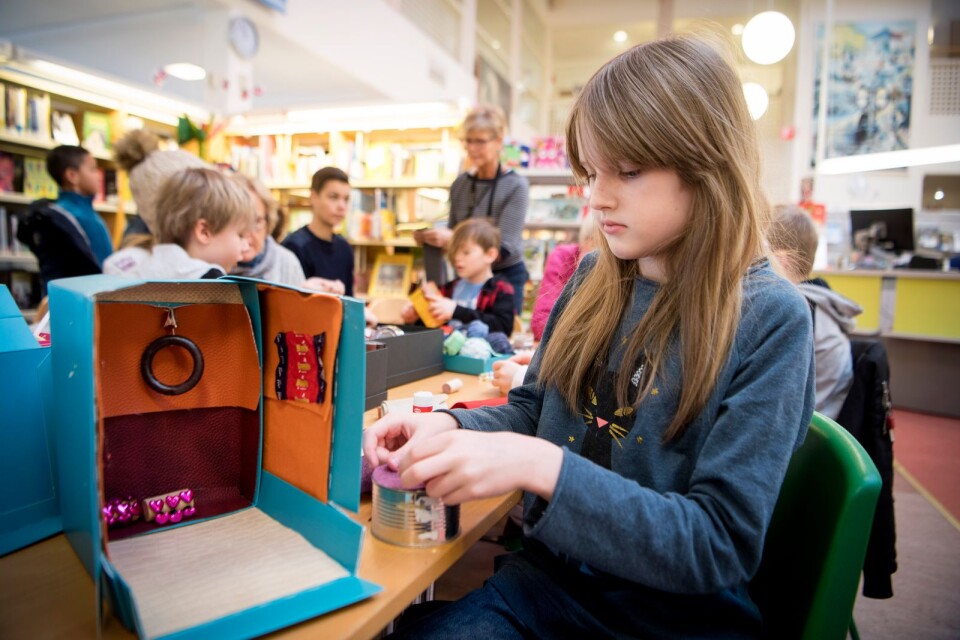 Mila Olofsson, 9 år, skapar ett rum till sina petshop-leksaker.