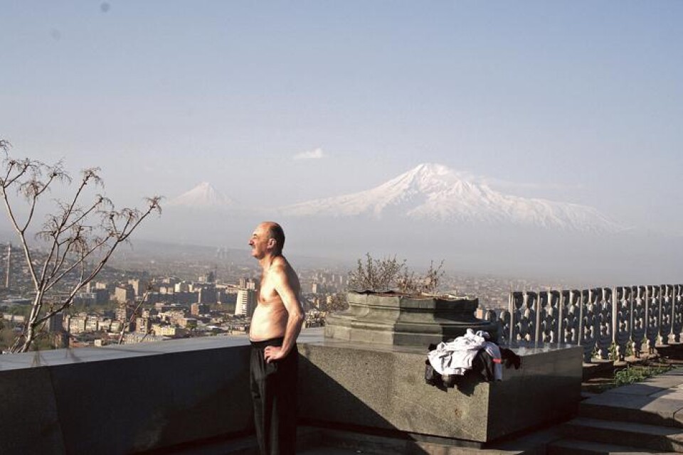 Morgongympan är över. I bakgrunden huvudstaden Jerevan och berget Ararat.