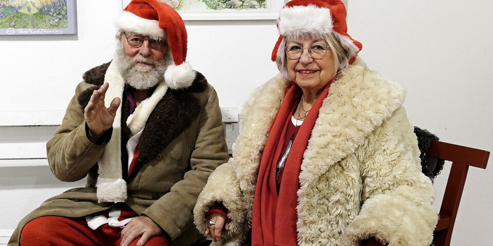 Per Skytte och Paula Anneli Strömberg gjorde tjänst som tomtefar och tomtemor på Himmelsberga julmarknad. Många barn hittade fram till dem och fick små julklappar.