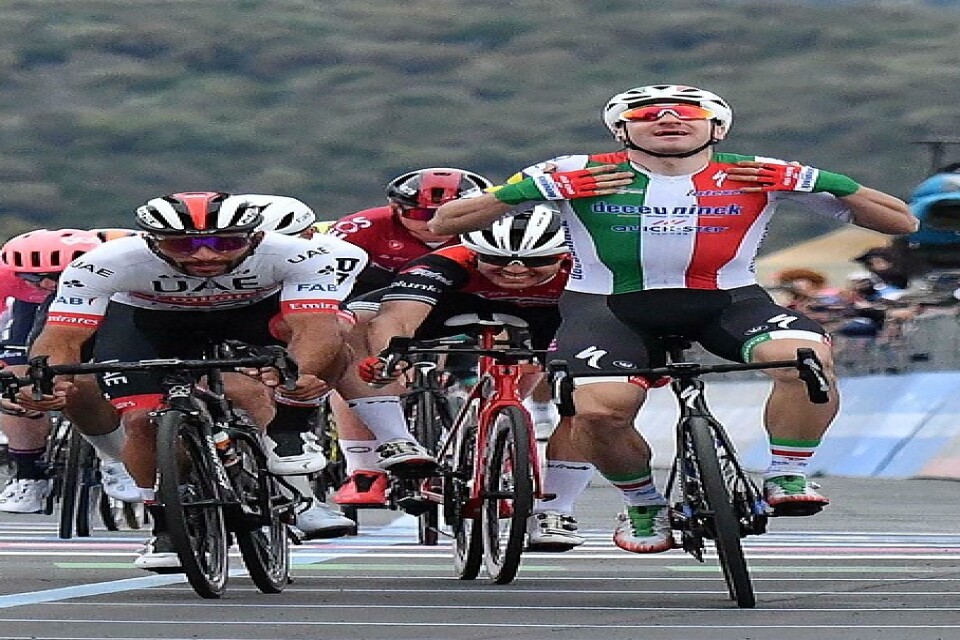 Fernando Gaviria, vänster i mitten, and Elia Viviani, tvåa från höger, vid målgången av den tredje etappen av Giro d'Italia.