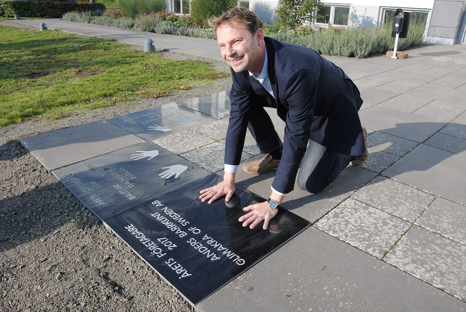 Årets företagare Anders Barrklint, vd Glimakra of Sweden, vid invigningen av stenplattan som bär hans namn och handavtryck.