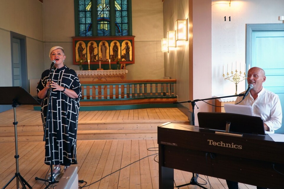 Åsa Nomark och Ulf Nomark spelade och sjöng i en fullsatt Olsfors kyrka.