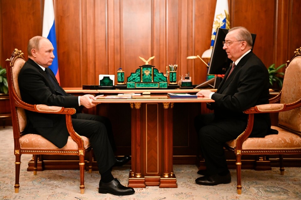 Vladimir Putin håller sig i bordet. Här vid ett möte med Transnefts ordförande Nikolay Tokarev i Kreml den 21 april i år. Arkivbild.