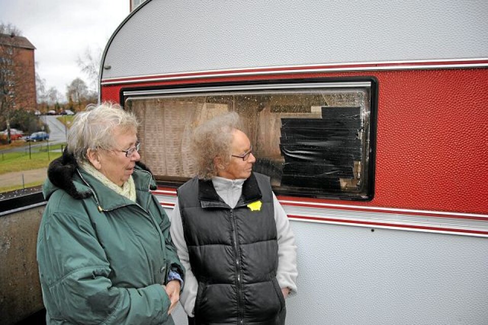 Maj-Britt Freigard och Gudrun Eriksson konstaterar bedrövat att någon har krossat en ruta och brutit sig in i Maj-Britts husvagn. Foto: Peter Paulsson