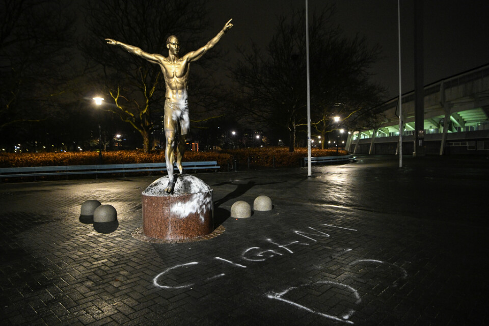 Zlatan-statyn utanför Stadion har vandaliserats och någon har skrivit "Cigani dö" på marken framför.
