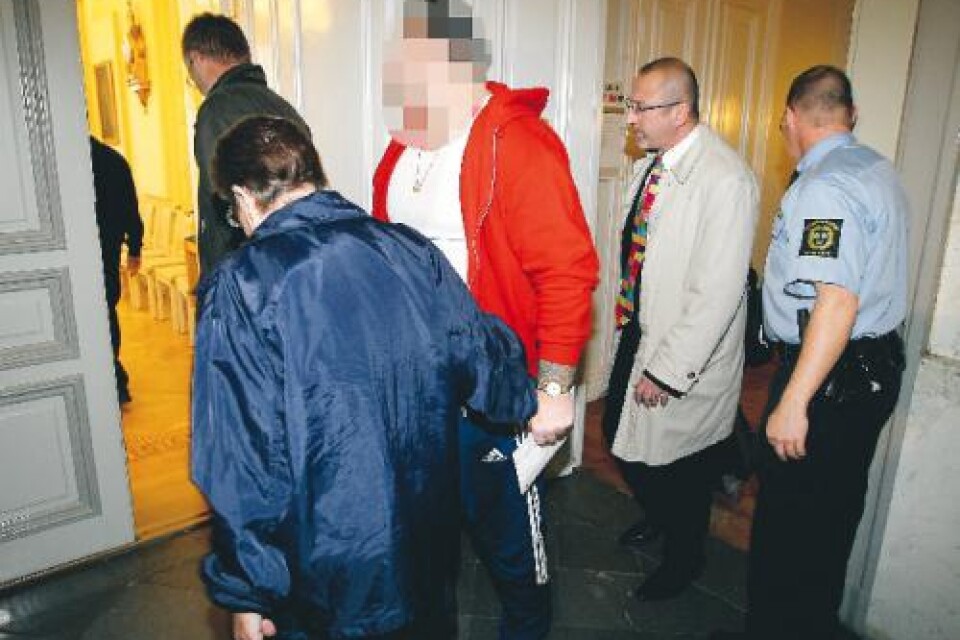 Foto:Thomas Persson In och ut. Den misstänkta mördaren fördes i handfängsel och ledsagades av flera vakter in i rättsalen. Senare på kvällen släpptes han på fri fot.