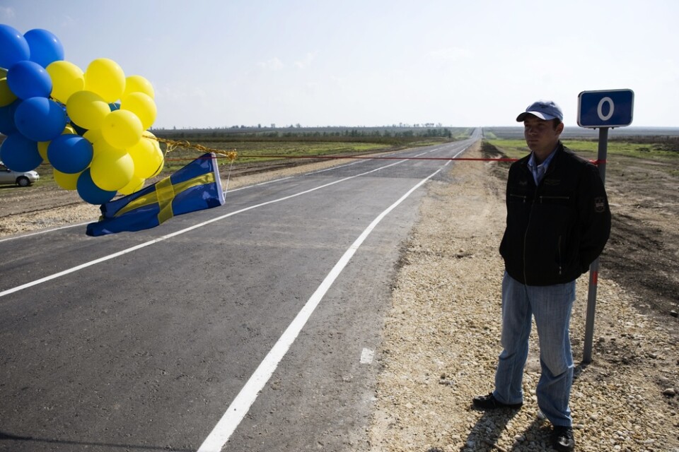 Gammalsvenskby i södra Ukraina har befriats från den ryska ockupationsmakten. Här har bybor förberett en svensk flagga och blågula ballonger inför kung Carl XVI Gustafs besök år 2008. Arkivbild.