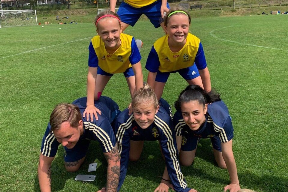 Wilma Lundström, Minna Fagerström, Violetta Copcutt Burgos, Max Persson, Thea Grüner, Laila Haidari och Ludvig Andersson hade superkul på fotbollsskolan.