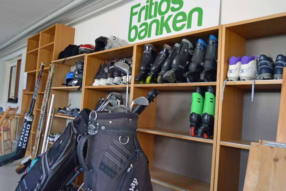 There are sports equipment banks in several places in Sweden (the photo is from Småland).  Fritidsbanken in Östra Göinge has been collecting items for more than two years. They are pleased to get more.