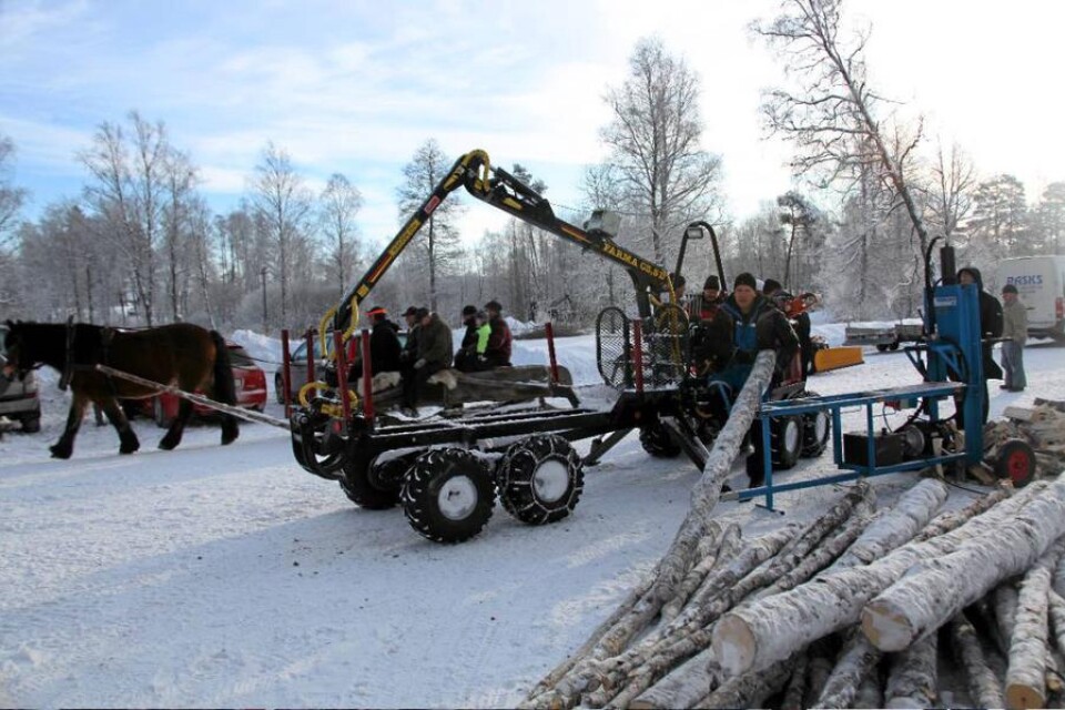 Demonstration av effektiva avverkningsmaskiner imponerade på skogsintresserade besökare.