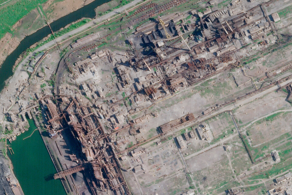 Det sönderbombade stålverket i Mariupol från ovan i en satellitbild från Planet Labs tagen på söndagen.
