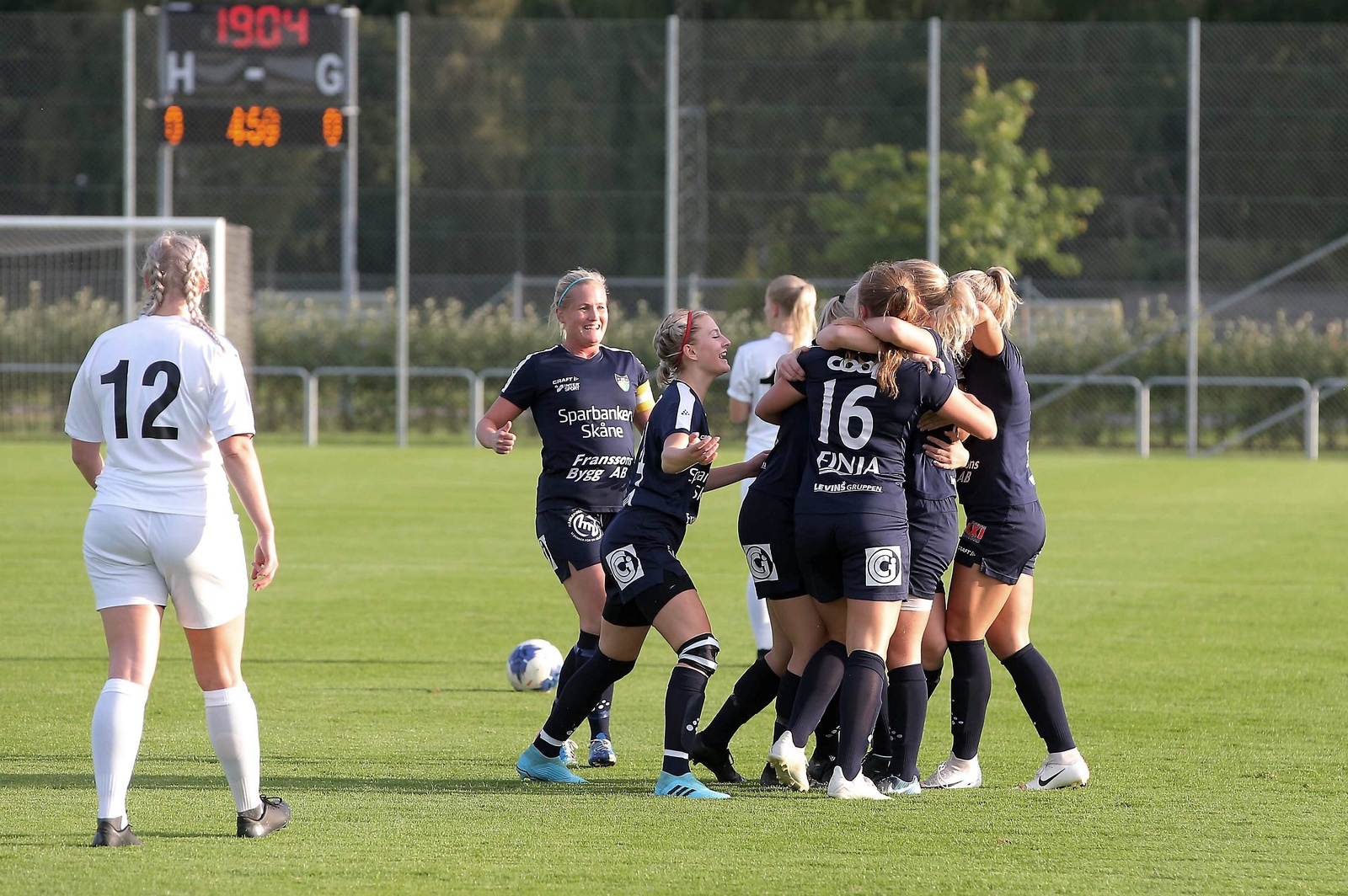 Måljubel efter FCH:s 1–0-mål. Foto: Stefan Sandström