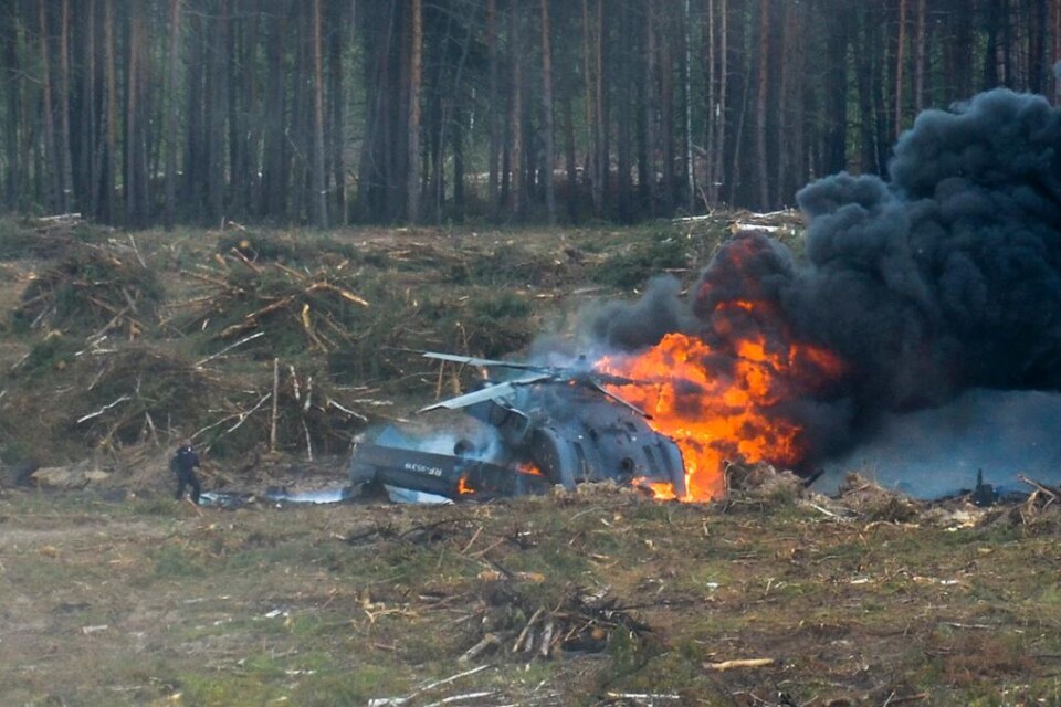En pilot omkom och en annan besättningsmedlem skadades när en rysk militärhelikopter kraschade under en flyguppvisning i regionen Rjazan, 20 mil sydost om Moskva, på söndagen. Helikoptern hamnade i spinn uppe i luften och kraschade därefter. Orsaken til