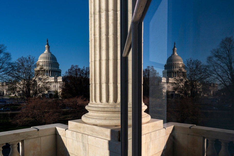 Kapitolium fotograferad från den aktuella byggnaden Russell Senate Office Building. Arkivbild.