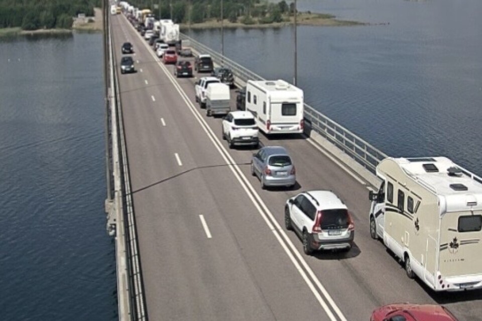Bild från Ölandsbrons webbkamera vid 12-tiden på söndagseftermiddagen.