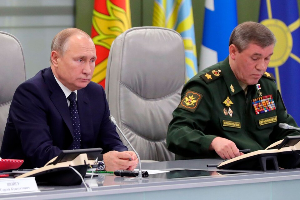 Vladimir Putin och chefen för den ryska försvarsstaben Valerij Gerasimov var på plats när den nya hypersnabba missilen Avangard testades på annandagen för första gången.