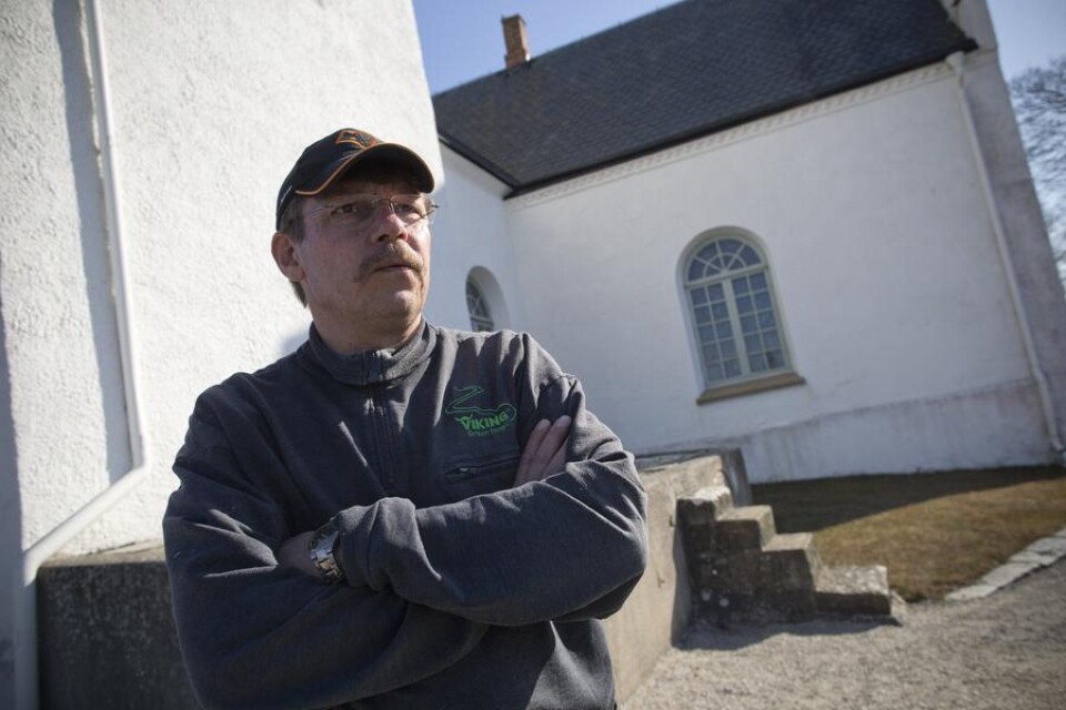 ”Jäkligt tråkigt och meningslöst”, så tycker kyrkogårdschefen Per Malm om den senaste tidens skadegörelse vid Skivarps kyrka och församlingshem.