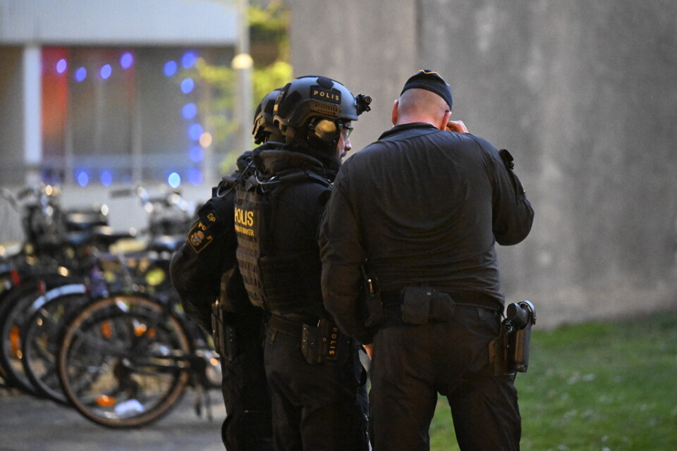 Polis och bombtekniker på plats vid ett flerfamiljshus i Malmö efter en explosion i ett trapphus.
