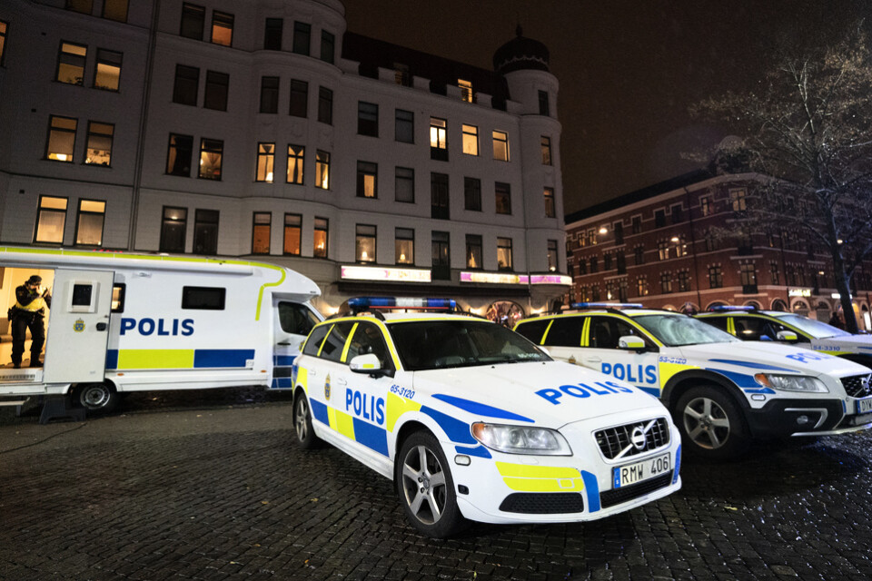 Polisfordon parkerade på Möllevångstorget i Malmö i samband med en tidigare händelse. Arkivbild.