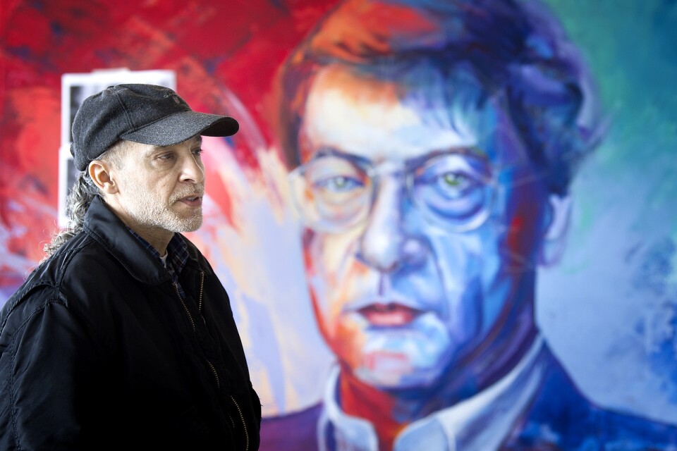 Maher Abdel Aziz, in the studio at Ifö Centre, paints a portrait of Mahmoud Darwish, a poet from Palestine. A total of 35 portraits will be exhibited in the future.