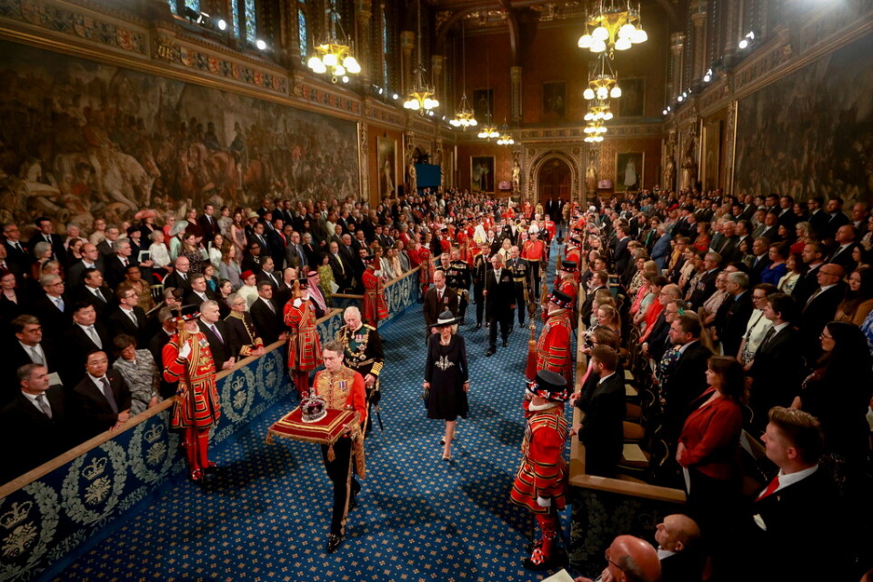 Prins Charles, hans hustru Camilla och prins William går in i parlamentet.