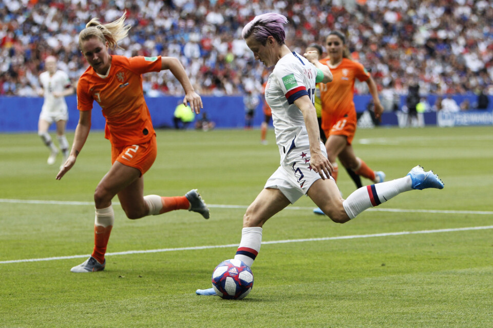 USA:s Megan Rapinoe med bollen under VM-finalen mot Nederländerna i somras som sågs av 260 miljoner tv-tittare.