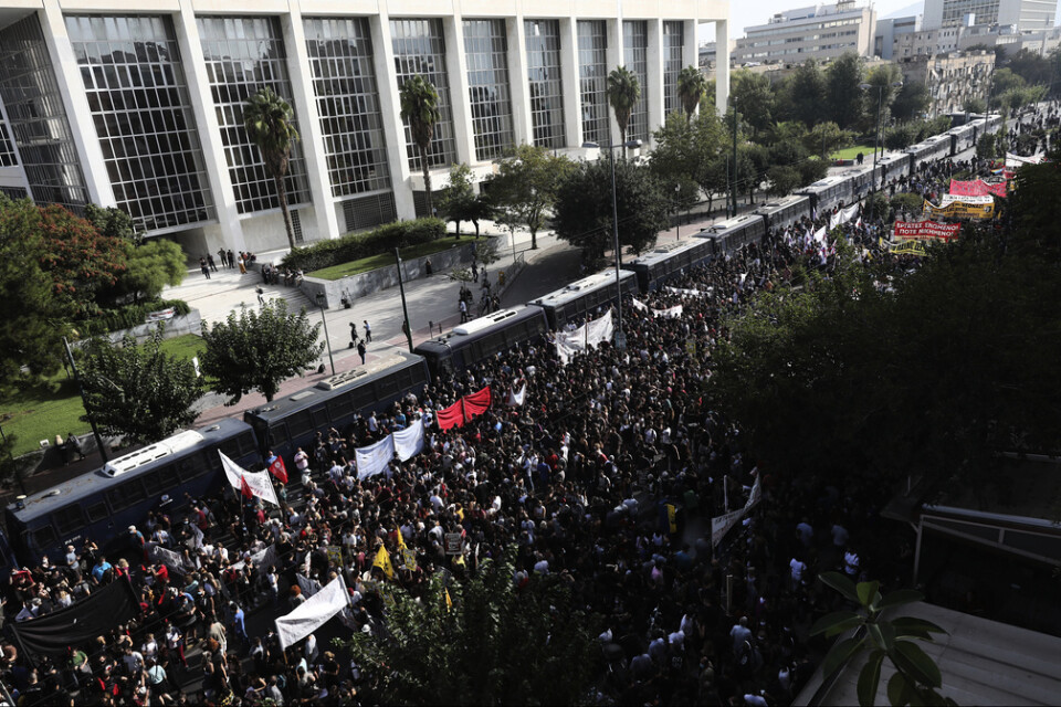 Demonstranter utanför domstolsbyggnaden i Aten.