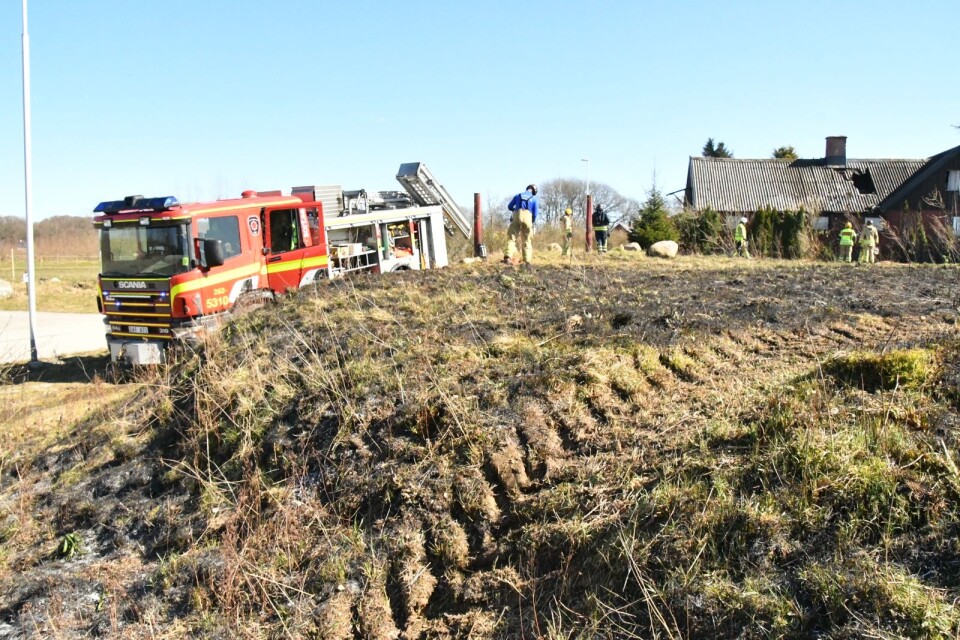 Branden startade i gräset och spred sig över ett stort område vidare mot villan.