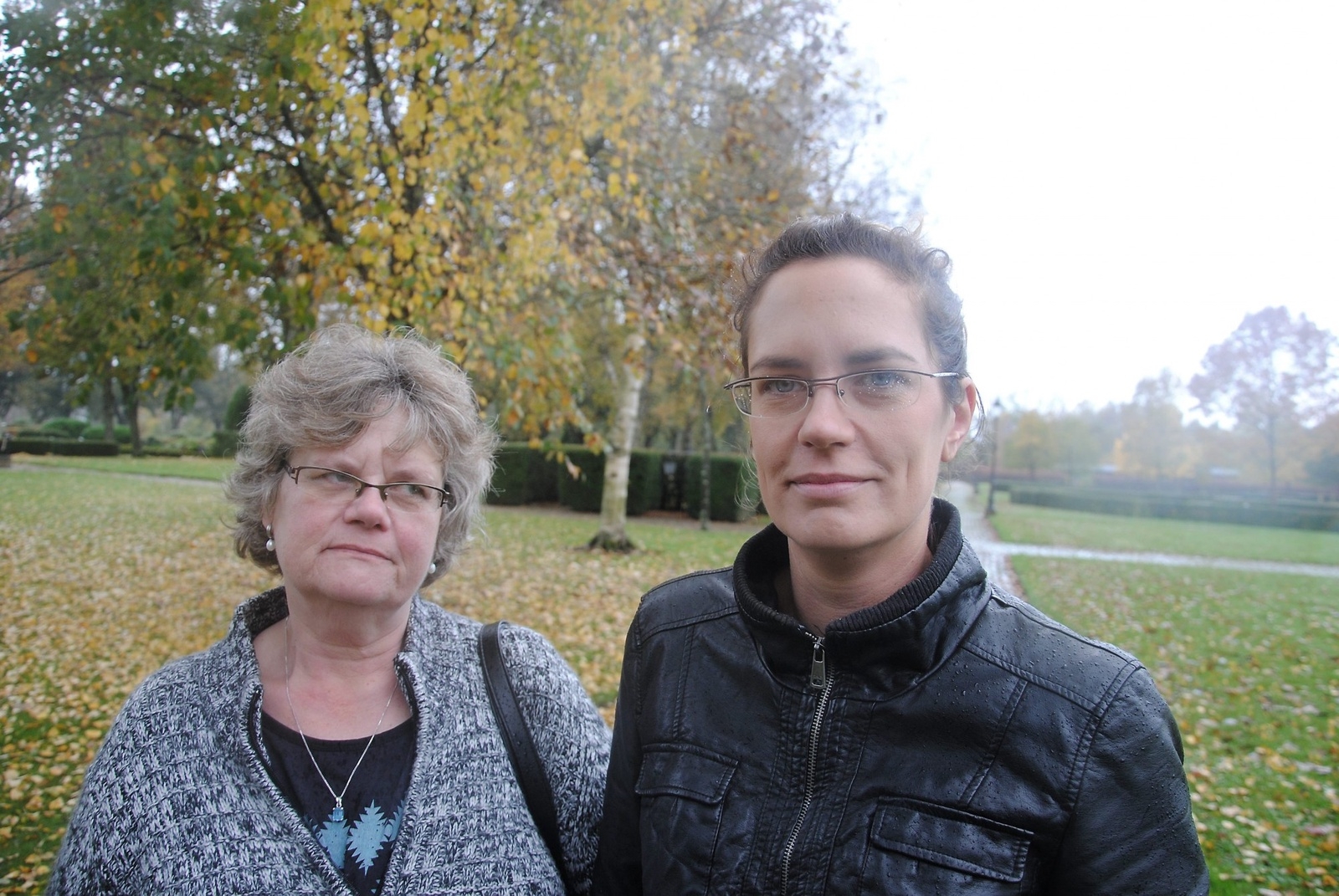 Bitte Karlsson och Maria Westerberg är två som drabbats av gravstölden. Foto: Axel Hilleskog